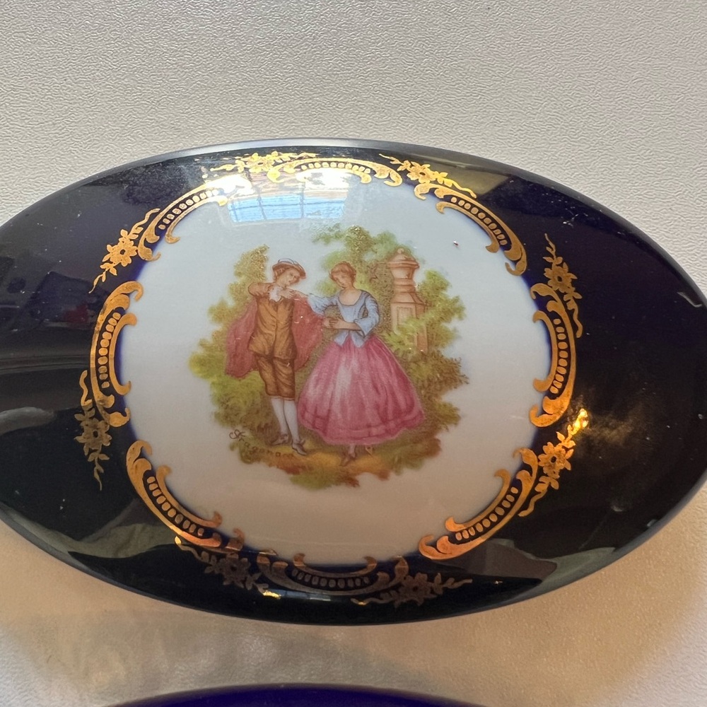Limoges Castel Oval Trinket Box 22k Gold Trim Courting Couple